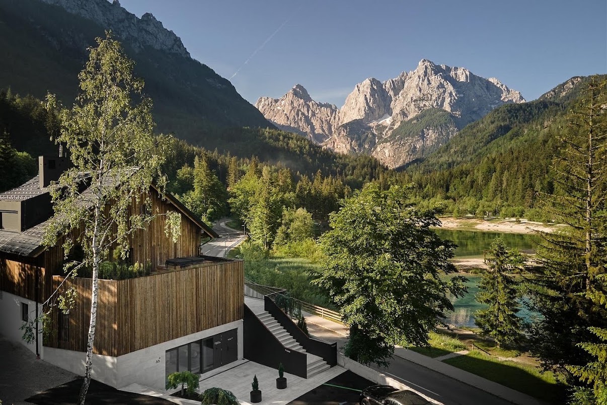 Prizorišče retreata ob jezeru pod gorskimi vrhovi